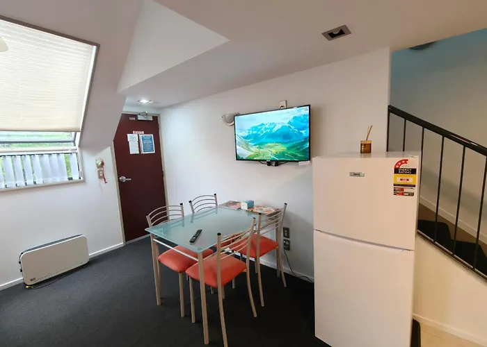 Hotel near College: Athena Motel