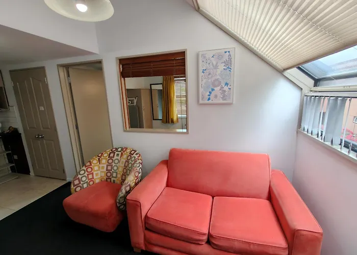 Hotel near College: Athena Motel